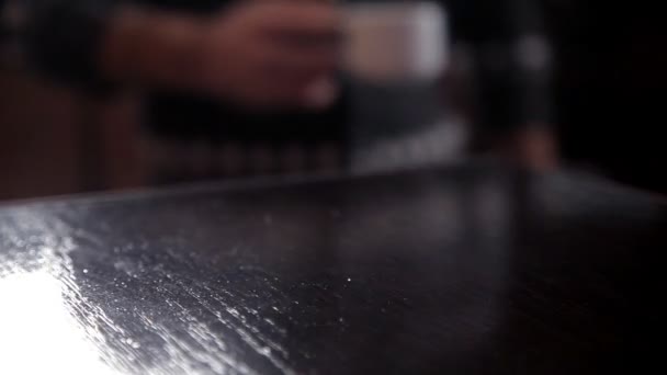 De ober zet op de tafel van een warme kop koffie — Stockvideo
