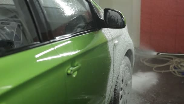 Lavar o carro verde em uma lavagem de carro — Vídeo de Stock