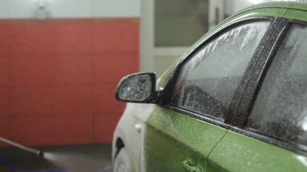 Lavando el coche verde en un lavado de coches — Vídeos de Stock