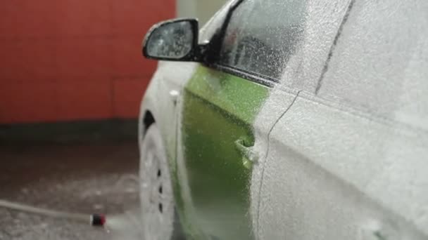 Lavando el coche verde en un lavado de coches — Vídeos de Stock