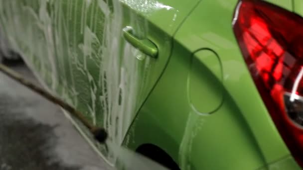 Wassen van de auto groen in een wasstraat — Stockvideo