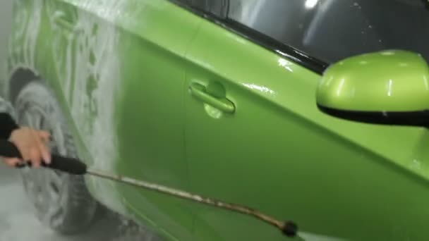 Grünes Auto in einer Waschanlage waschen — Stockvideo