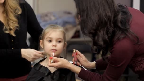 Nello studio di bellezza di una bambina che fa un taglio di capelli e applica il trucco — Video Stock