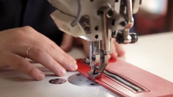 A műhelyben egy ember sews valódi bőr, egy varrógép. Eljárás a bőr termékek gyártása — Stock videók