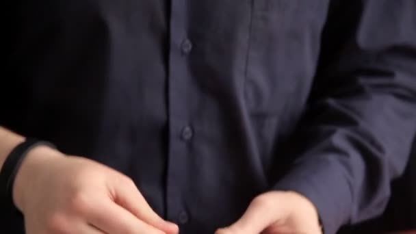 Un hombre está cosiendo con una aguja y un hilo de la piel para el bolso — Vídeos de Stock