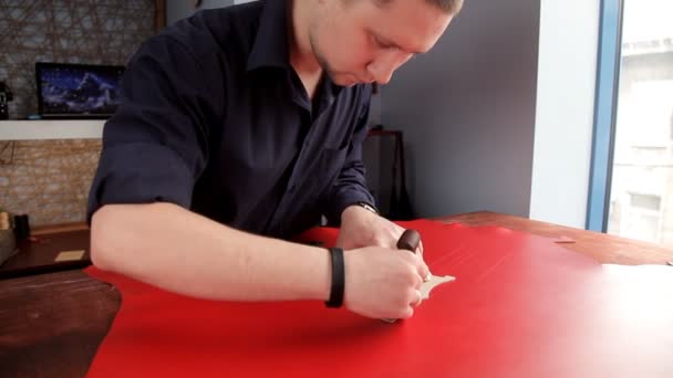 Artisanat fait une ligne de marques sur le tissu en cuir rouge — Video