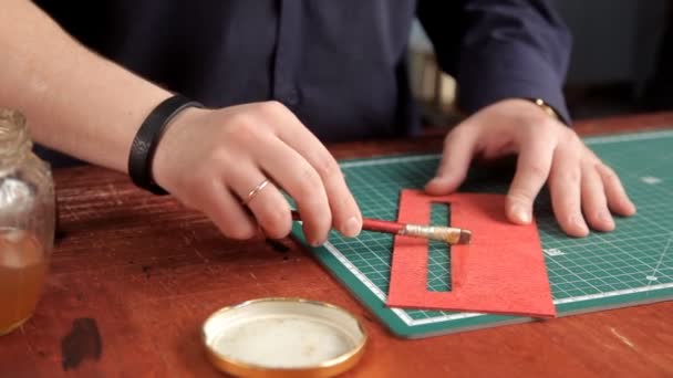 L'artisan de l'atelier colle les ébauches en cuir, ce qui rend le produit en cuir — Video