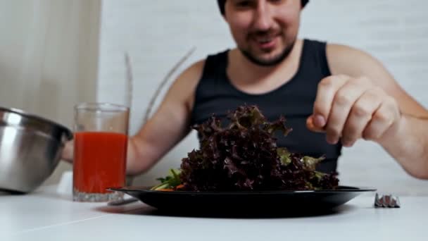 Chico gordo calvo alegre disfrutando de comida saludable y jugo de tomate. Nutrición adecuada, estilo de vida saludable — Vídeo de stock