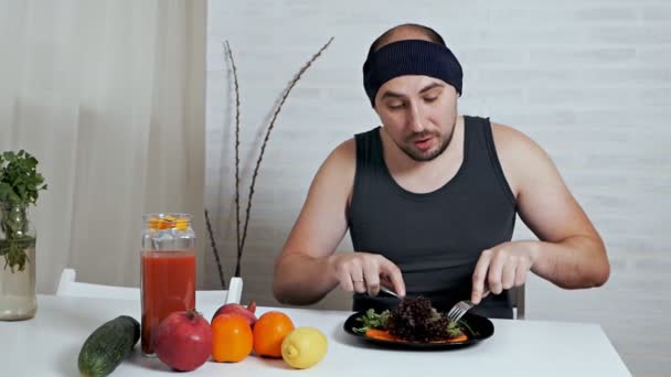 Веселий товстий лисий хлопець насолоджується здоровою їжею та томатним соком. Правильне харчування, здоровий спосіб життя — стокове відео