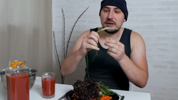 Fröhlicher dicker Kerl, der gesundes Essen und Tomatensaft genießt. Richtige Ernährung, gesunde Lebensweise — Stockvideo