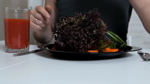 素食午餐，新鲜蔬菜沙拉特写 — 图库视频影像