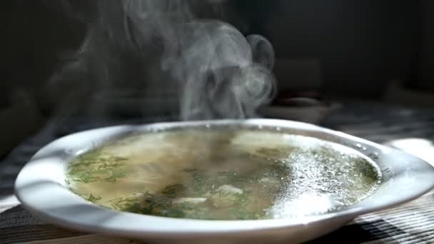Куриный суп с лапшой - бульон. В миске подают традиционный куриный суп. Пар из миски супа — стоковое видео