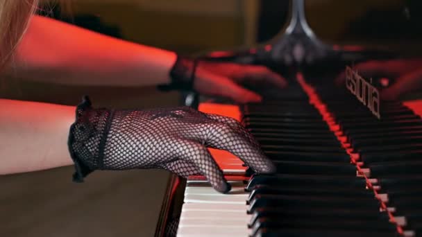 Närbild av händerna på en sexig kvinnlig pianist i handskar som spelar piano — Stockvideo