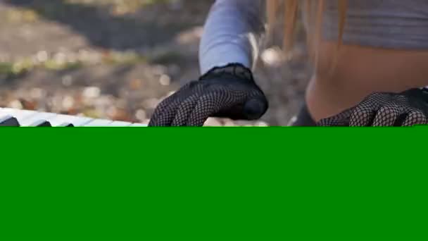 Närbild av en tjej hand i svart mesh handskar spelar på en synt i en höstpark — Stockvideo