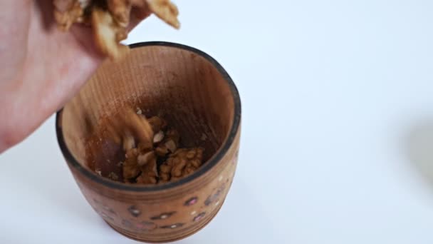 Mujer cortando nueces en un mortero de madera — Vídeos de Stock