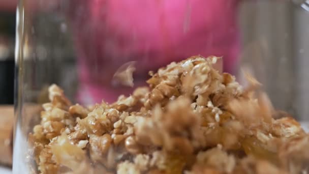 Házi készítésű müzli zabpehellyel, mézzel, barna cukorral, dióval és szárított gyümölcsökkel üvegben — Stock videók