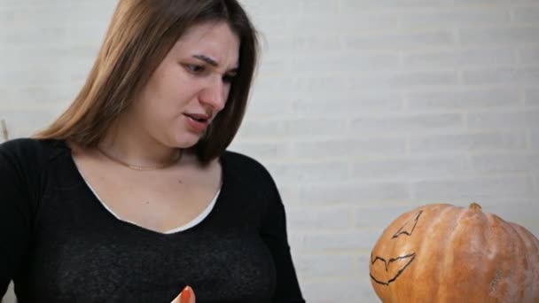 Donna che scherza con la zucca intagliata pronta per Halloween — Video Stock