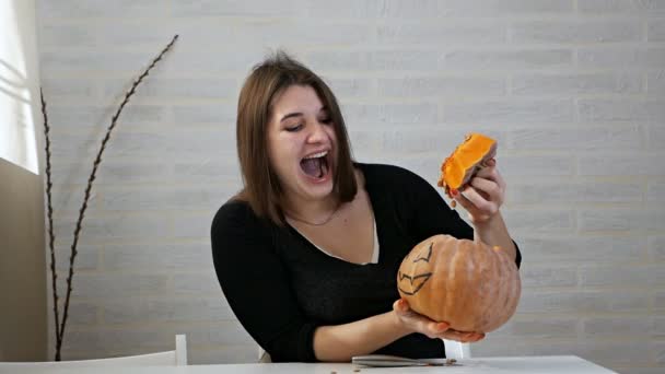 Жінка обманює з різьбленим гарбузом, готовим до Хеллоуїна — стокове відео