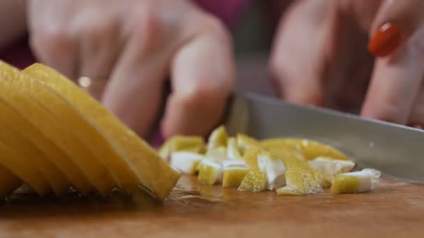 Geschnittene Zitrone auf Holzschneidebrett. Frau schneidet Zitrone in Scheiben — Stockvideo