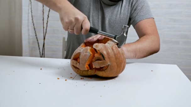 Un hombre con ira y agresión golpeando una calabaza después de Halloween — Vídeo de stock