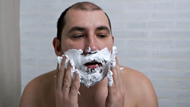 Macho applying shaving foam on face. Slow motion — Stock Video