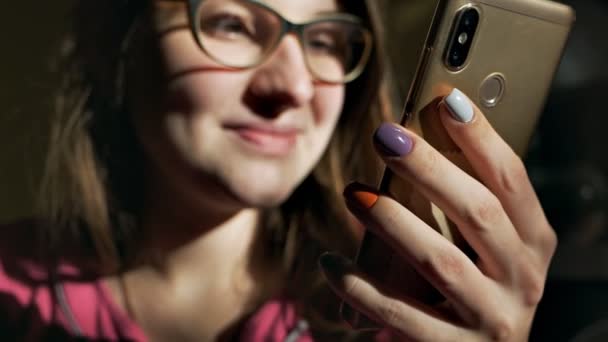 Jonge vrouw sms 'en op smartphone thuis, het lezen van een bericht, surfen op het internet en het gebruik van de applicatie — Stockvideo