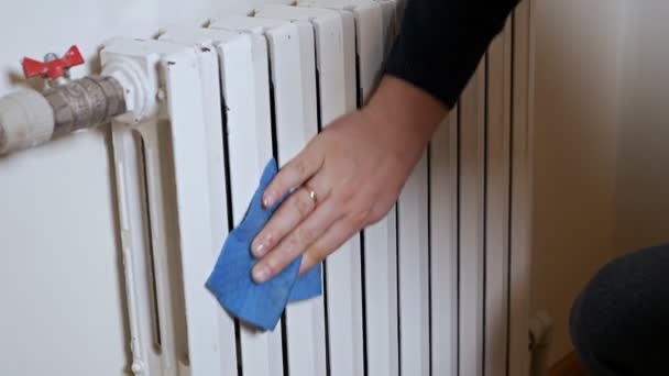 Radiateur sur un mur.Une main masculine nettoie un radiateur de chauffage. Froid, hiver, chauffage, maison — Video