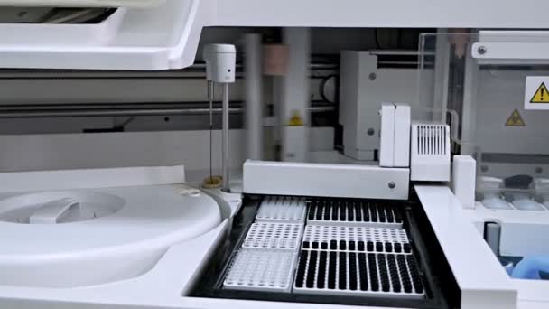 Test scientifici in laboratorio per analisi o ricerca.Lavora in un laboratorio medico. Primo piano di un processo automatizzato per la ricerca di campioni biologici in un analizzatore automatizzato — Video Stock