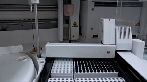 Test scientifici in laboratorio per analisi o ricerca.Lavora in un laboratorio medico. Primo piano di un processo automatizzato per la ricerca di campioni biologici in un analizzatore automatizzato — Video Stock