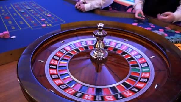 Roulette wiel draait in een casino, Poker Chips.Classic casino roulette wiel — Stockvideo