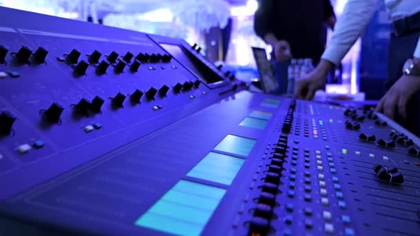 DJ Control muziek console en kleurrijk licht in de nachtclub. DJ mixer speler en geluids console voor Disco Party. Disc jockey paneel en meng dek met gekleurde verlichte — Stockvideo