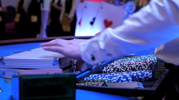 Έμπορος, κρουπιέρης κλείνει μια βαλίτσα με μάρκες πόκερ σε ένα καζίνο. Τα χέρια κοντά. μάρκες πόκερ για τα παιχνίδια καρτών τυχερών παιχνιδιών — Αρχείο Βίντεο