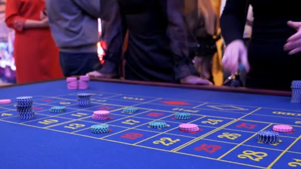 Die Leute spielen Poker, machen Wetten. Hände aus nächster Nähe. Glücksspiel im Casino — Stockvideo