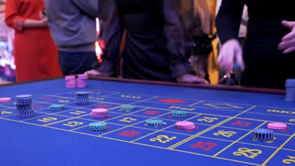 People play poker, make bets. Hands close up. Gambling in a casino — Stock Video