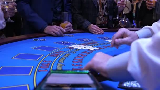 Pokerspelare med glas drinkar spelar poker, dealern flyttar marker, polletter. Kasino spel — Stockvideo