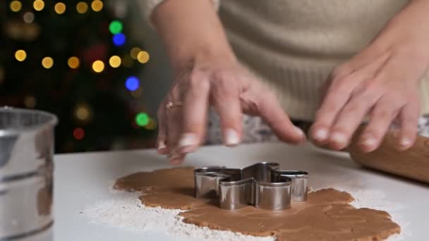 Hausfrau backt Weihnachtsplätzchen. Frau schneidet aus rohem Teig die Form eines Lebkuchens in Form eines Weihnachtsbaums — Stockvideo