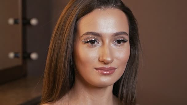 Mooi modemodel, creatieve make-up en oogdesign. Schoonheid van het gezicht, mooie ogen in strass, bedekt met dure, kostbare stenen. Dure make-up — Stockvideo