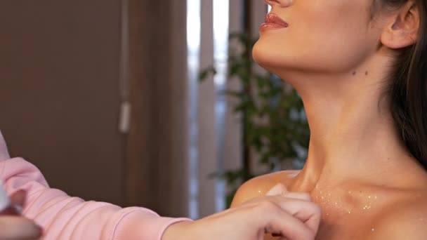 Il truccatore professionista fa il trucco per modello con paillettes. Il truccatore applica paillettes su pelle di un modello.shine e lucentezza della pelle — Video Stock