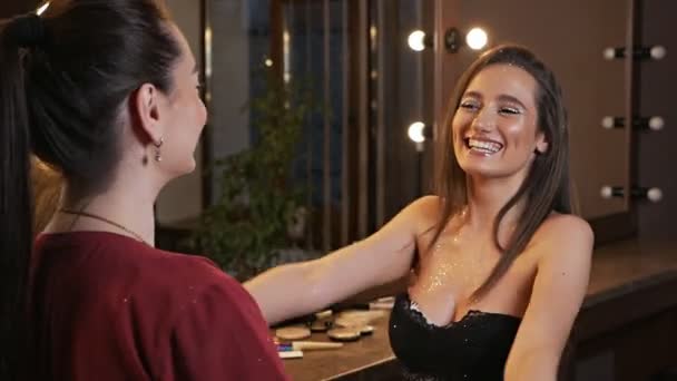 Mooie en charmante jonge vrouw, model actrice dank make-up kunstenaar voor prachtige make-up — Stockvideo