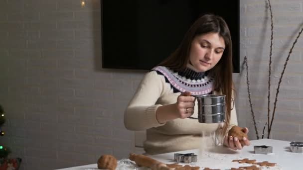 Processen att göra pepparkakor i form av en julgran, stjärnor, man, hjärtan av rå deg på bordet. Kul, semester, sötsaker — Stockvideo