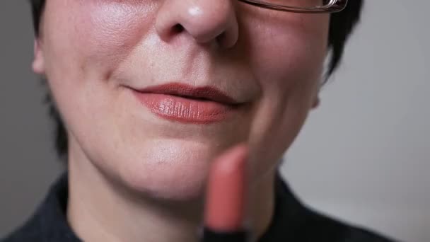 Bellezza, trucco delle labbra. Bellissimo trucco primo piano. Sensuale bocca aperta. rossetto su una donna con gli occhiali. Trucco a casa, donna che ammira il trucco, nuovo rossetto — Video Stock