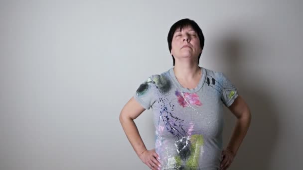 Žena dělá ranní cvičení doma. Koncept zdravého života — Stock video