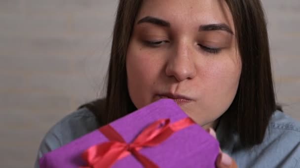 Jedes Mädchen wird am Valentinstag lieben. eine romantische Überraschung für sie. das Herz schmilzt Valentinstagsgeschenke, die sich jedes Mädchen wünscht. Frau hält Geschenkbox in der Hand — Stockvideo