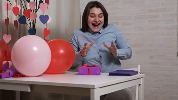 Toutes les filles adoreraient le jour de la Saint Valentin. Cadeau surprise romantique pour elle. Cadeaux de la Saint-Valentin qui fondent le cœur que chaque fille veut. Femme tenir boîte cadeau en forme. Excité sur cadeau de Saint-Valentin . — Video