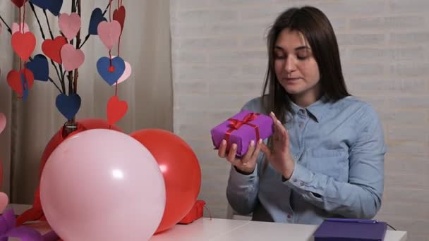 Elk meisje zal dol zijn op Valentijnsdag. Een romantische verrassing voor haar. Het hart smelt Valentijnsdag geschenken die elk meisje wil. Vrouw met een geschenkdoos — Stockvideo