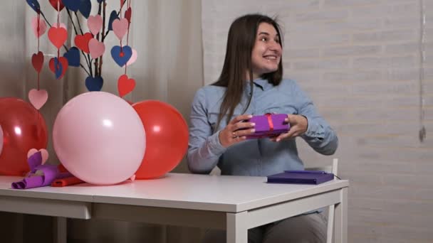 Toutes les filles adoreraient le jour de la Saint Valentin. Cadeau surprise romantique pour elle. Cadeaux de la Saint-Valentin qui fondent le cœur que chaque fille veut. Femme tenir boîte cadeau en forme. Excité sur cadeau de Saint-Valentin — Video