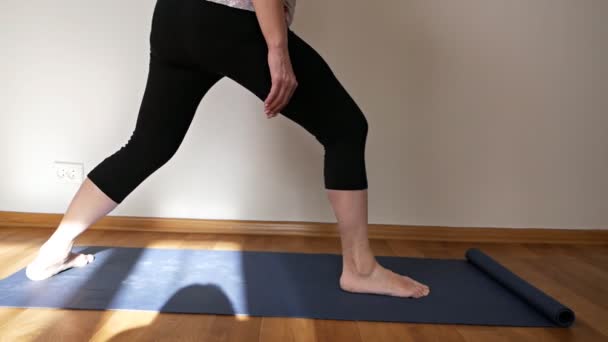 Señora mayor deportiva haciendo ejercicio deportivo en casa. Estilo de vida activo y salud a cualquier edad — Vídeos de Stock