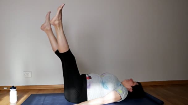 Mujer mayor saludable haciendo pilates o yoga, ejercicios de estiramiento — Vídeos de Stock