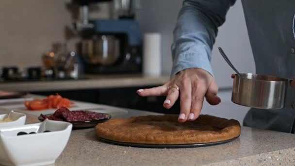 Ketchup molho de tomate em pastelaria para pizza tradicional italiana. espalhando molho de tomate na massa de pizza — Vídeo de Stock