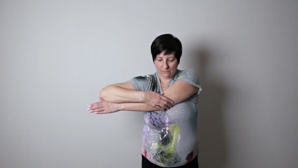 Frau macht Morgengymnastik zu Hause. Konzept für gesundes Leben — Stockvideo
